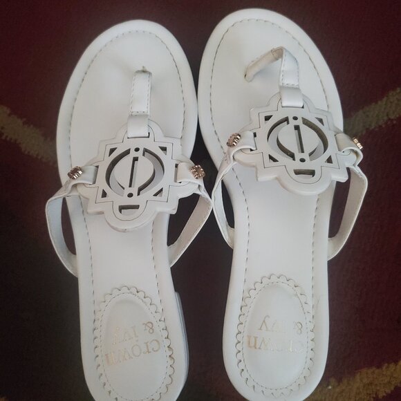 NWOT Crown and Ivy Women’s Wylie White Thong Sandals Size 7 - Picture 1 of 7